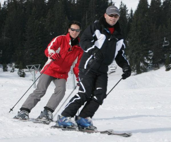 menschen-skifahren-berge-skipiste