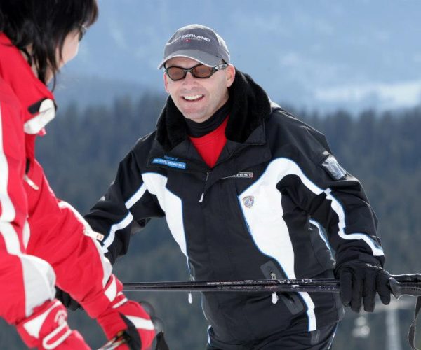 menschen-skifahren-berge-skipiste