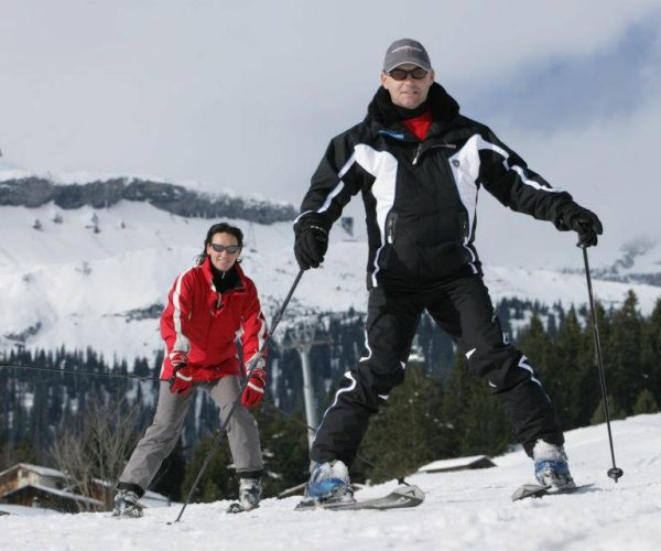 menschen-skifahren-berge-skipiste