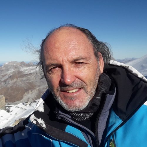 mann-glatze-berge-gesicht-lachen